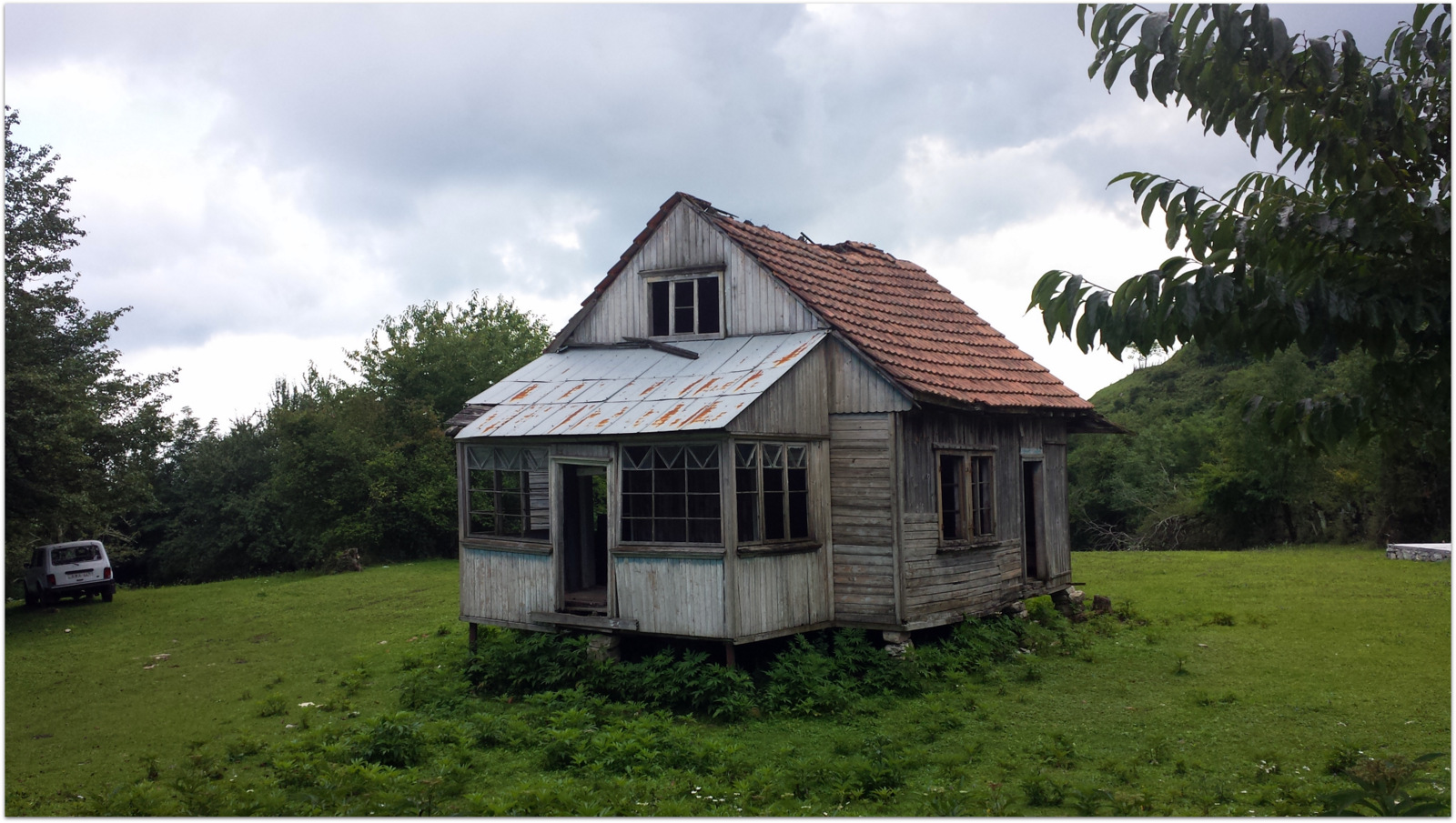 Georgian house lost in the park